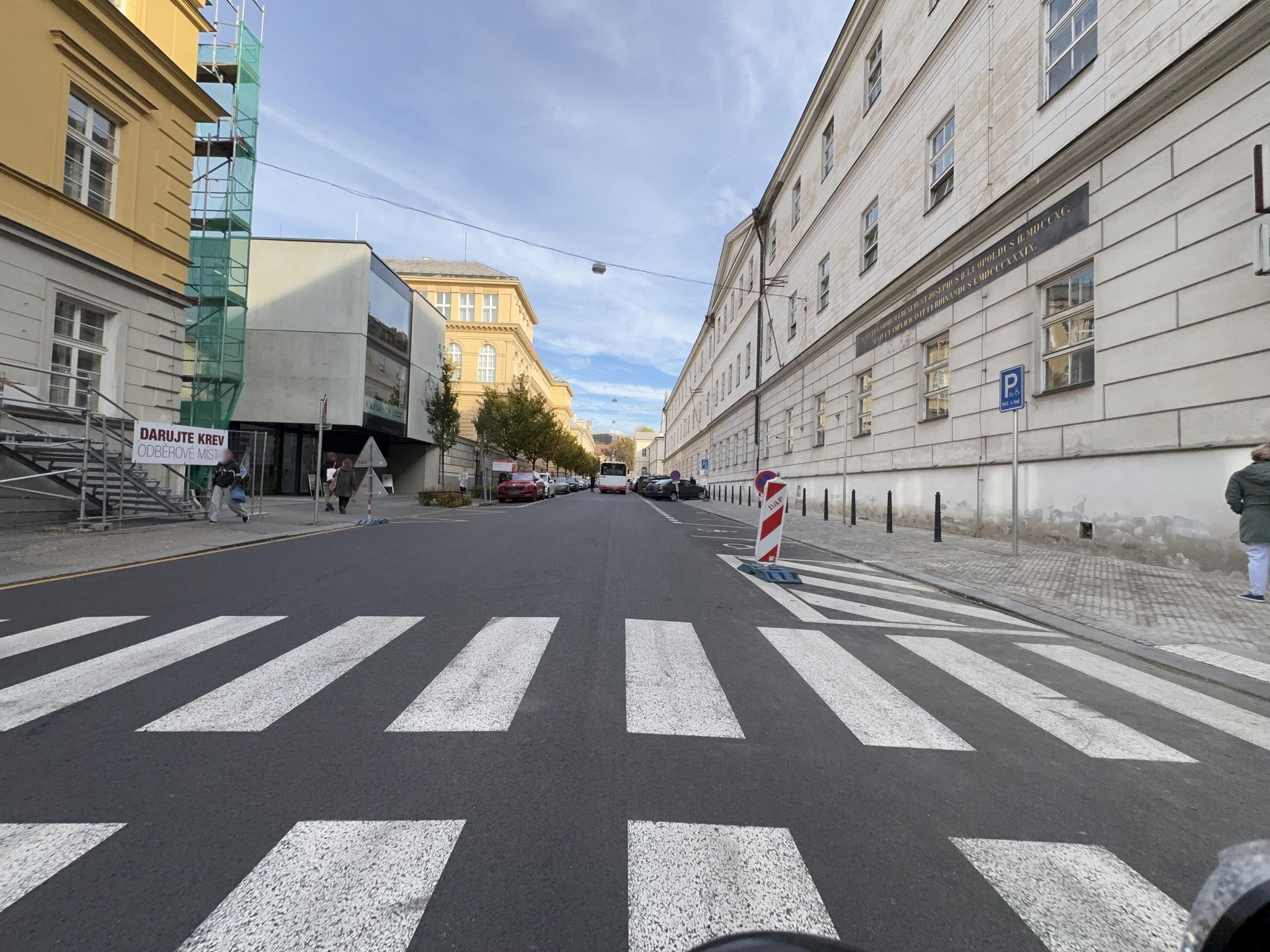 Dnešní pohled – Budova Všeobecné fakultní nemocnice v Praze