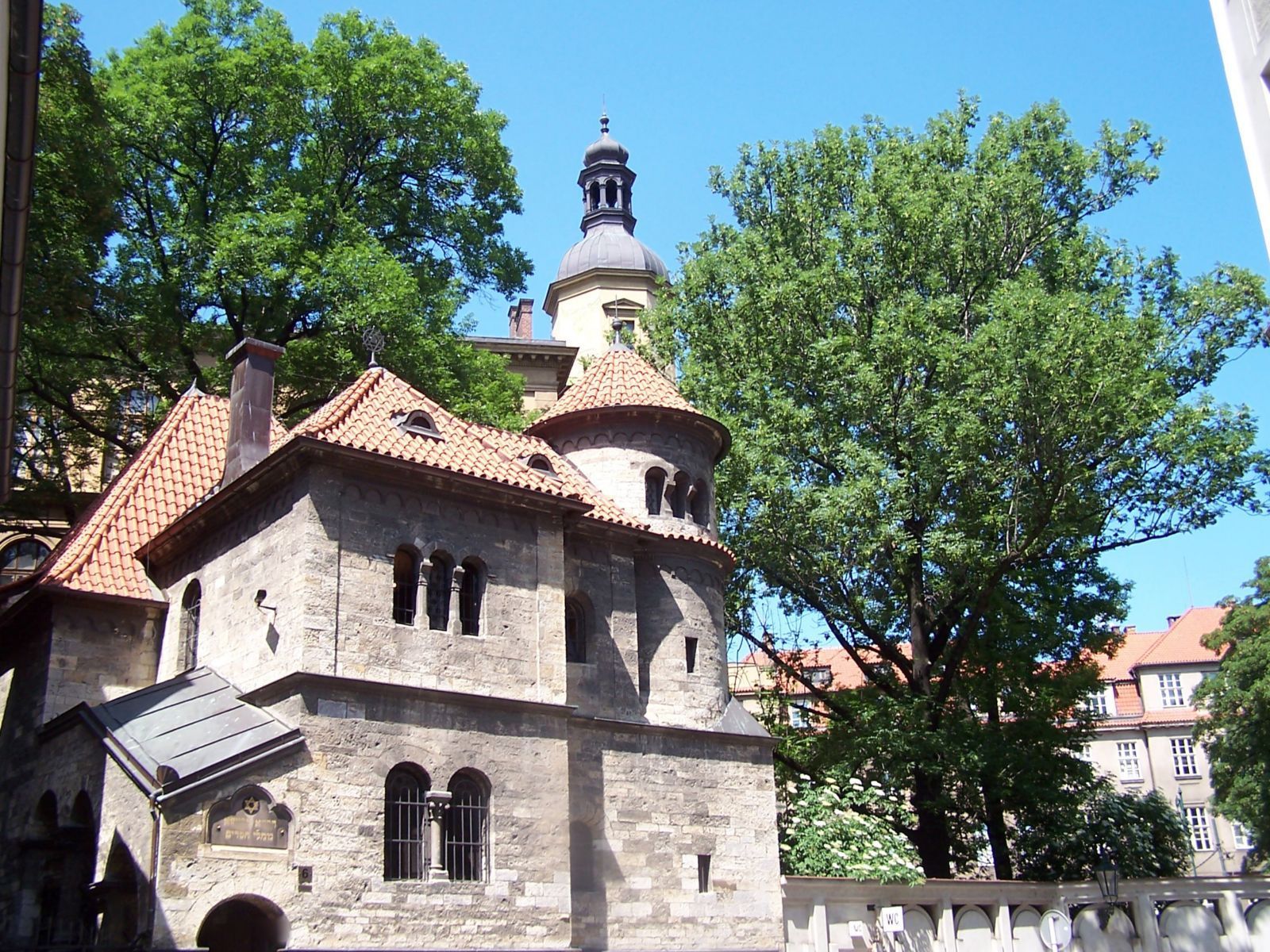 Dnešní pohled – Starý židovský hřbitov v Praze-Josefově