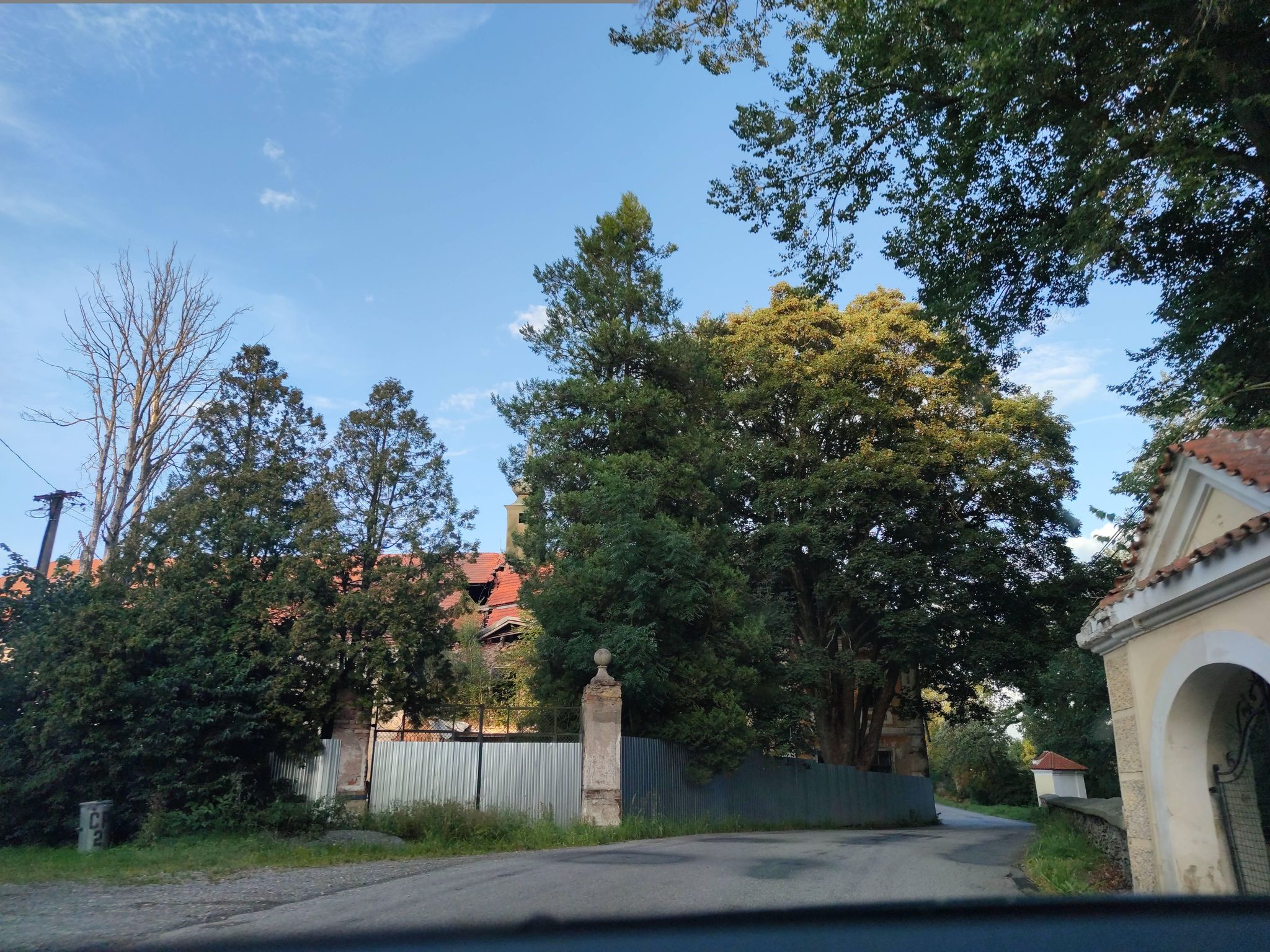 Dnešní pohled – kostel Nanebevzetí Panny Marie (Hroby)