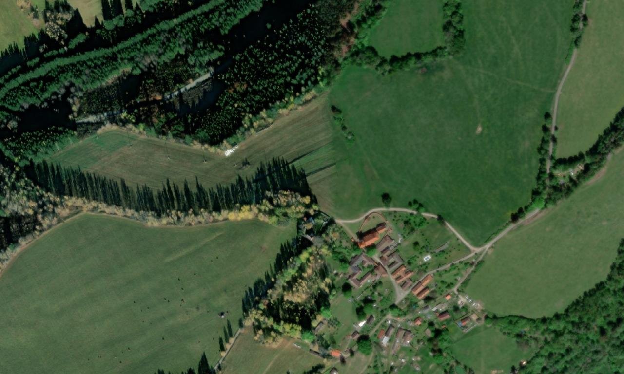 Kostel svatého Petra a Pavla (Svéraz) – letecký pohled