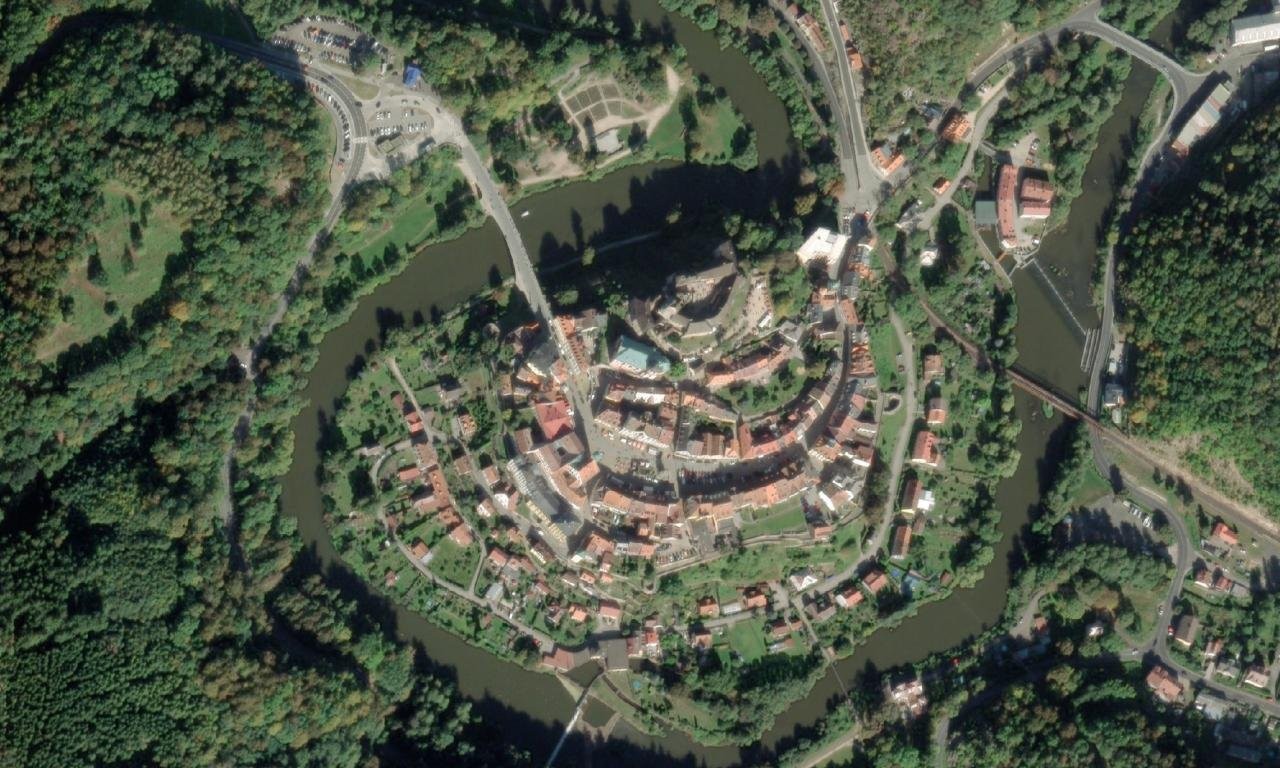Kostel svatého Václava v Lokti – letecký pohled