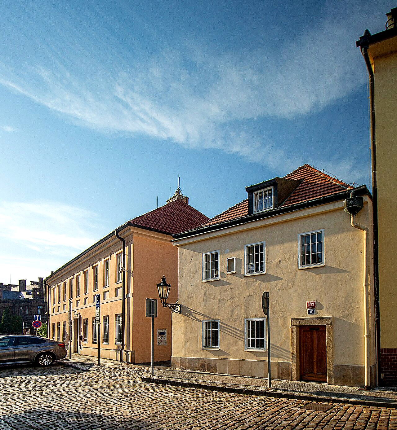 Apolinářská 8