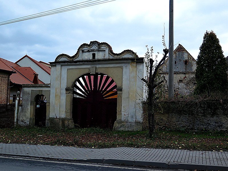 
<span>Brána, branka a sýpka usedlosti čp. 18</span>
