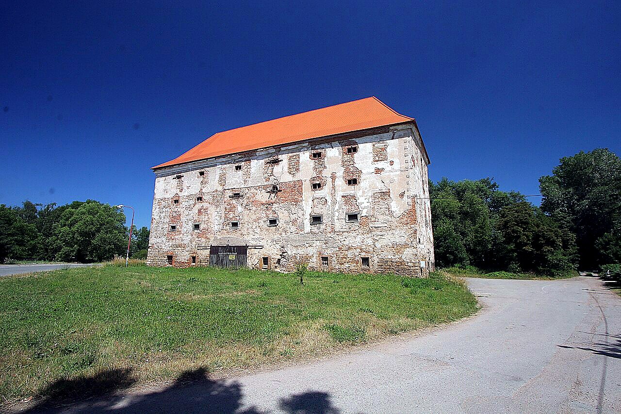 
<span>Bývalá tvrz – sýpka</span>
