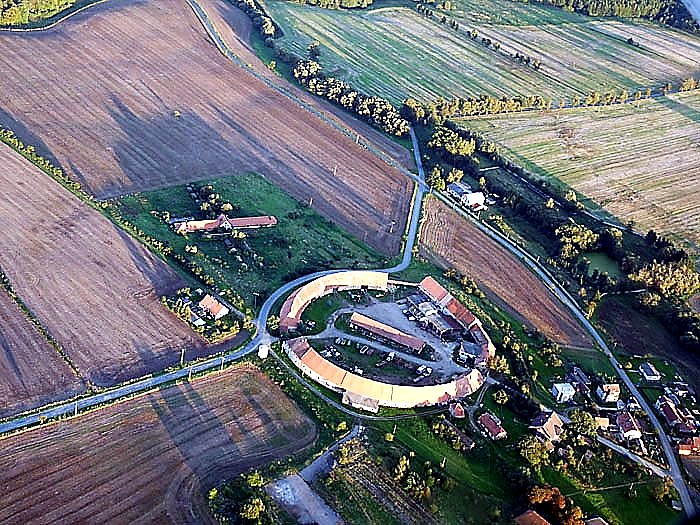 
<span>Dvůr Karlov</span>
