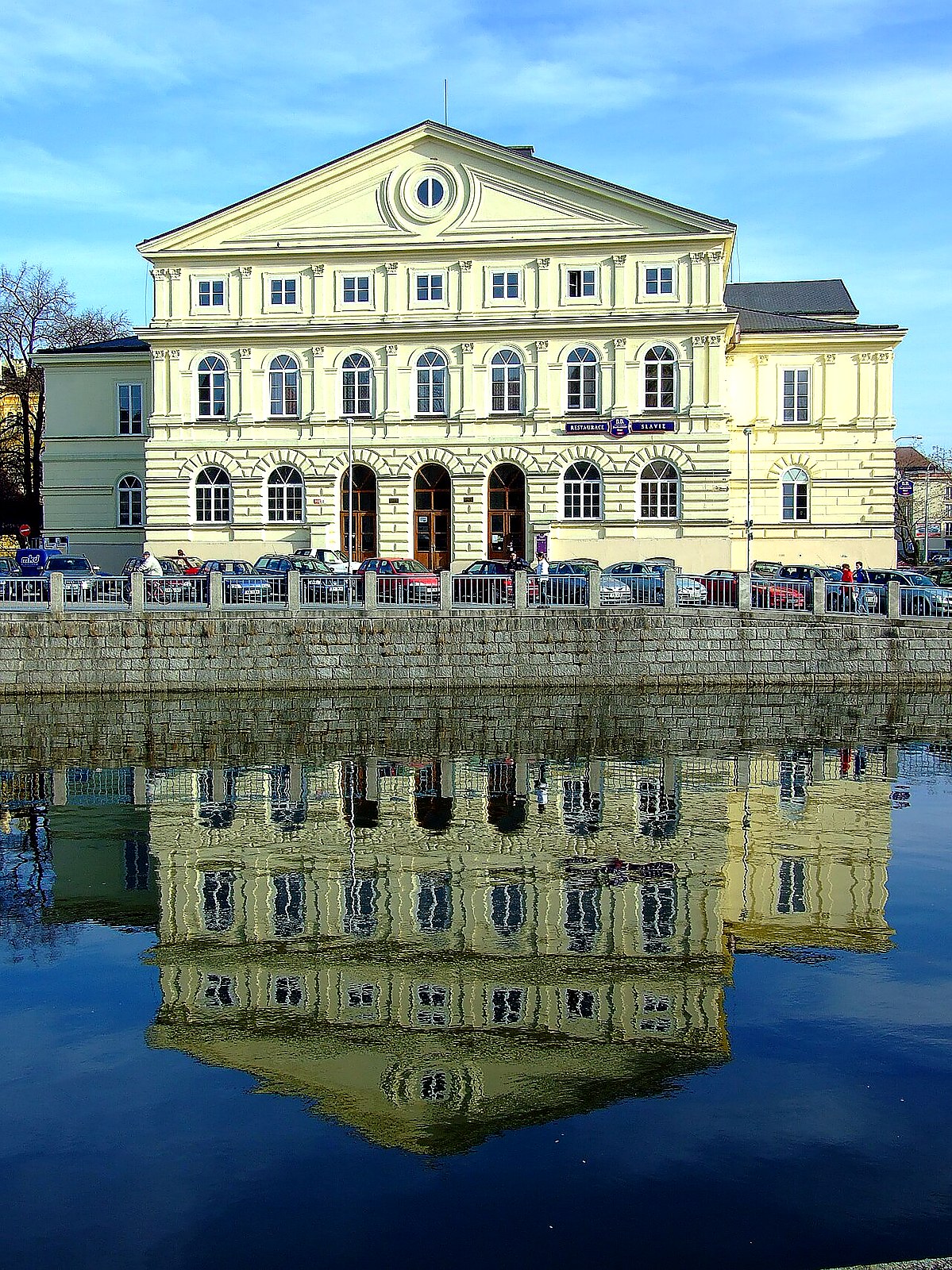 
<span>Kulturní dům Slávie</span>
