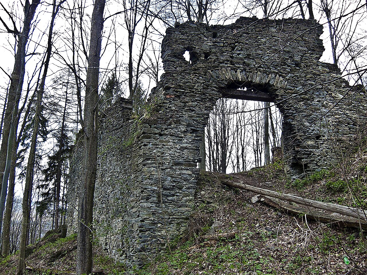 
<span>Nový hrad (Lužná)</span>
