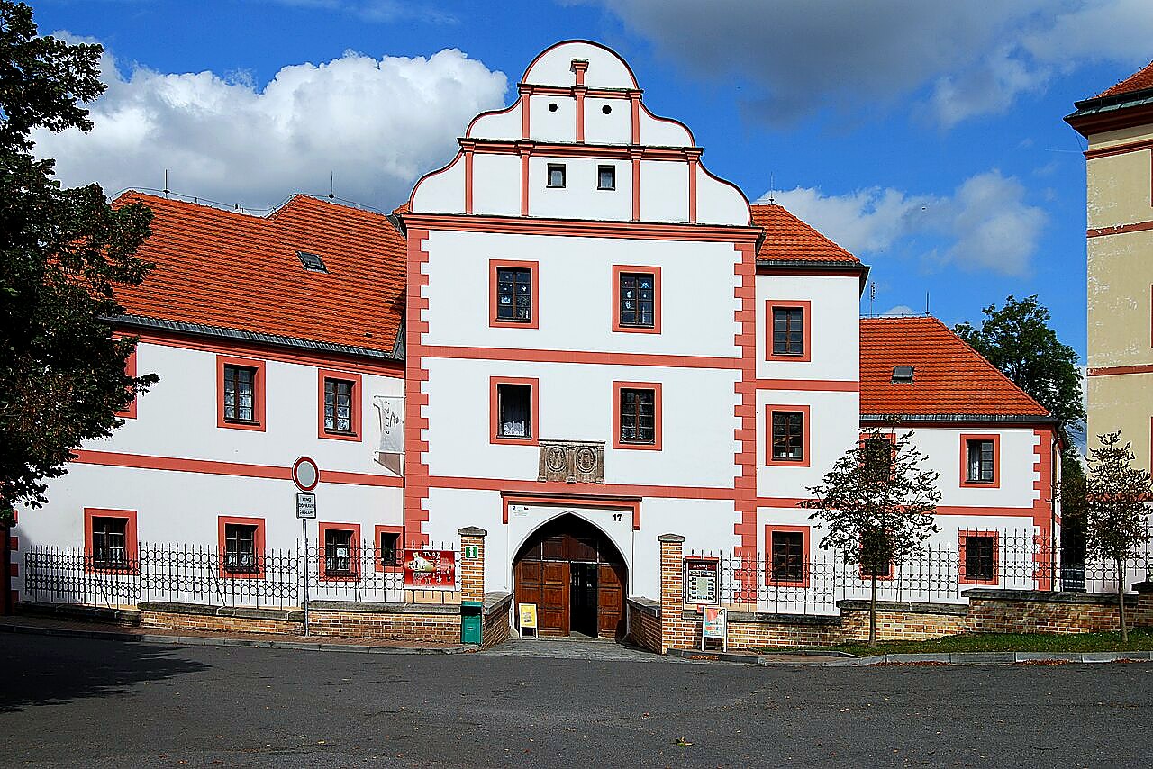 
<span>Starý zámek Lnáře</span>
