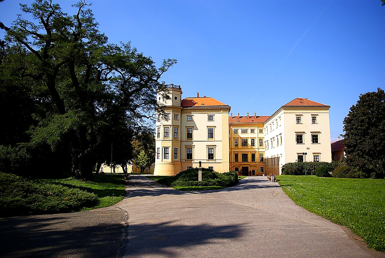 
<span>Strážnice</span>
