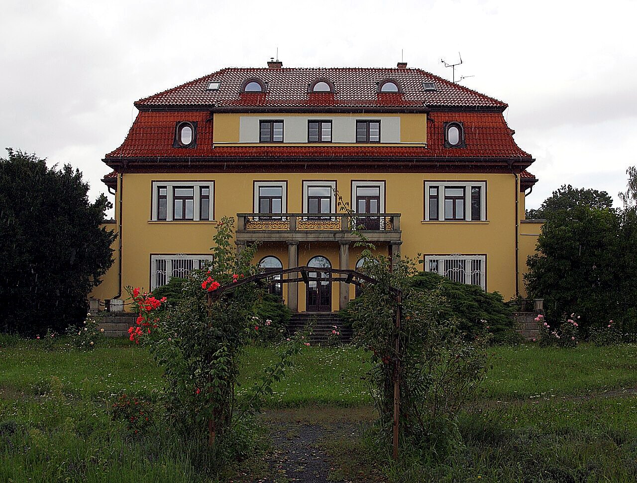 
<span>Zámek Cvrčovice</span>

