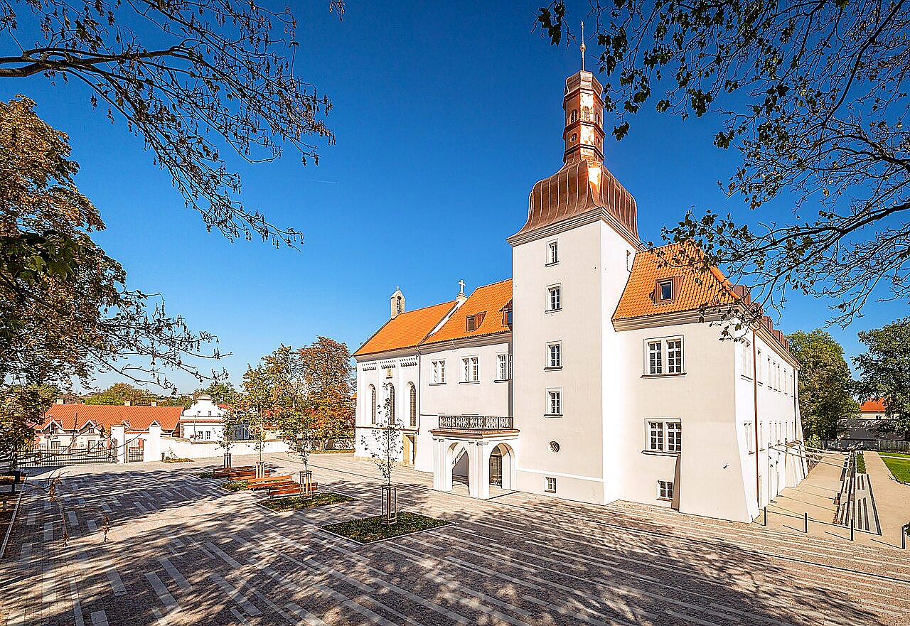 
<span>Zámek Dolní Břežany</span>
