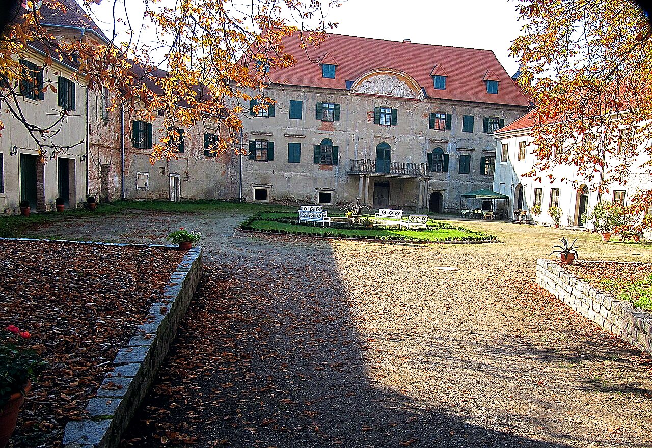 
<span>Zámek Litenčice</span>
