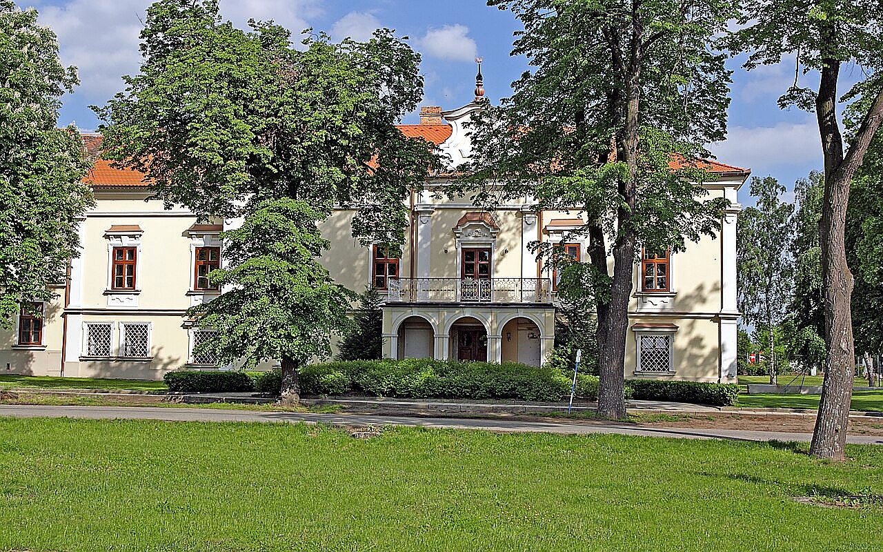 
<span>Zámek Těšany</span>
