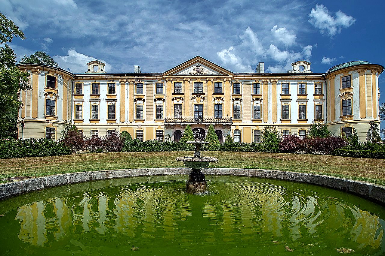 
<span>Zámek Zahrádky</span>
