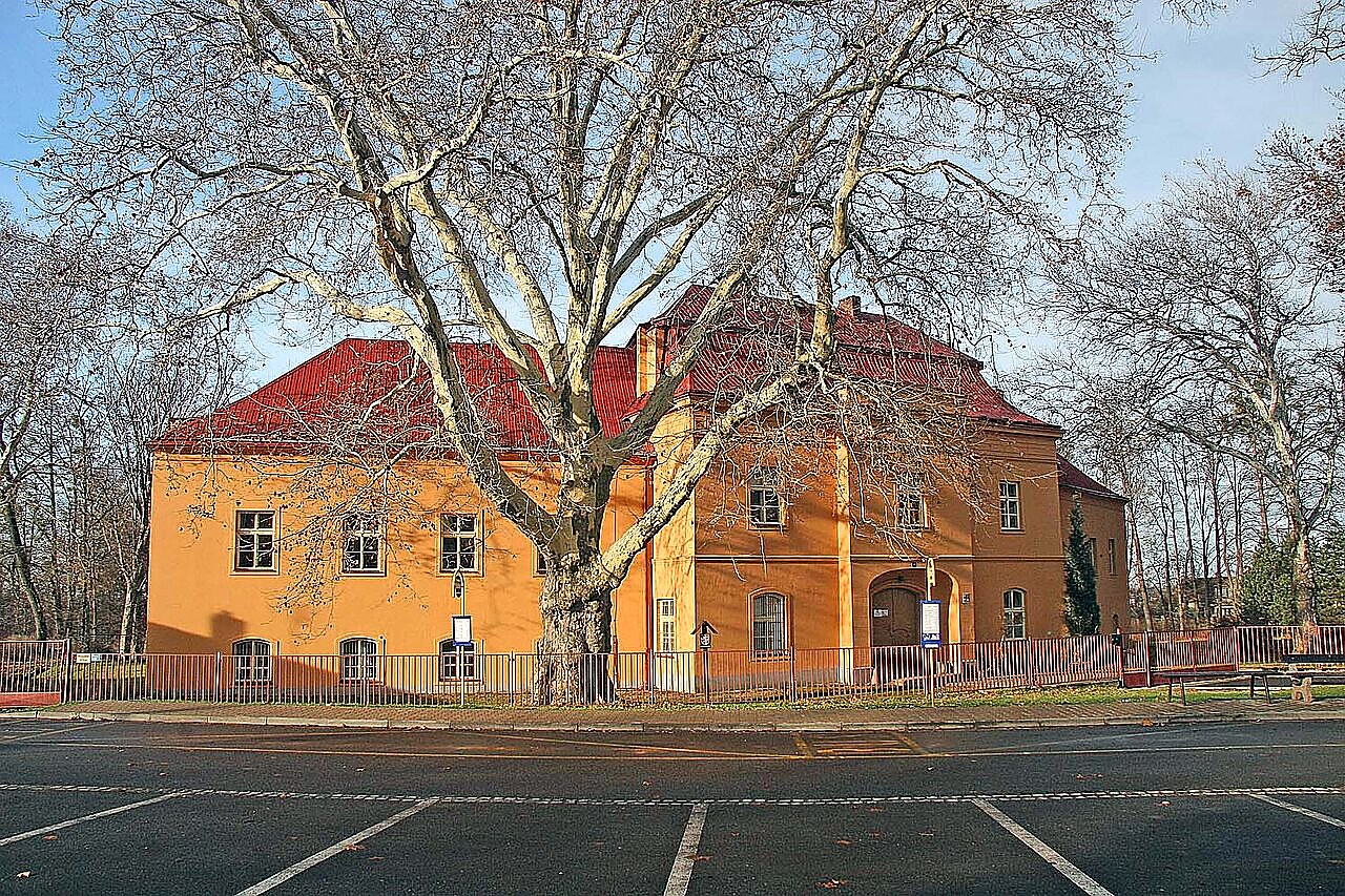 
<span>zámek Běstvina</span>
