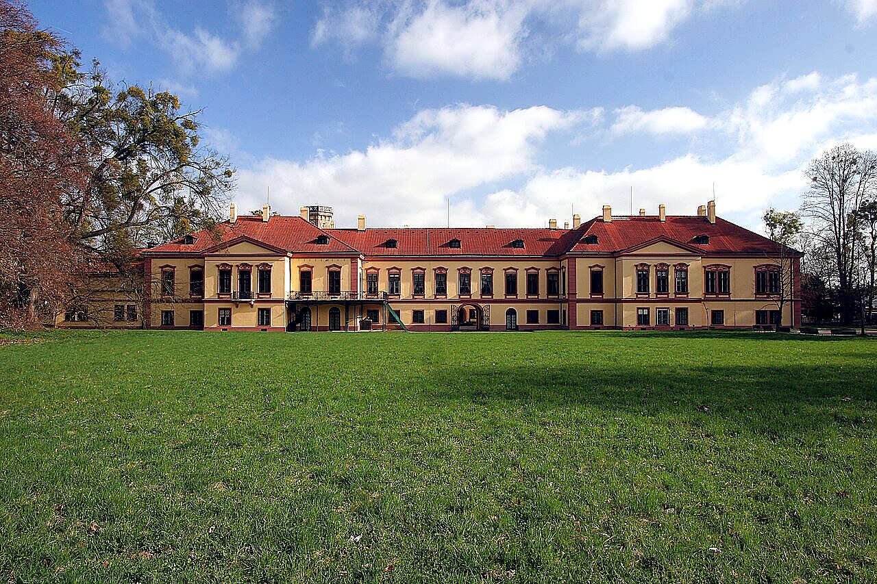 
<span>zámek Heřmanův Městec</span>
