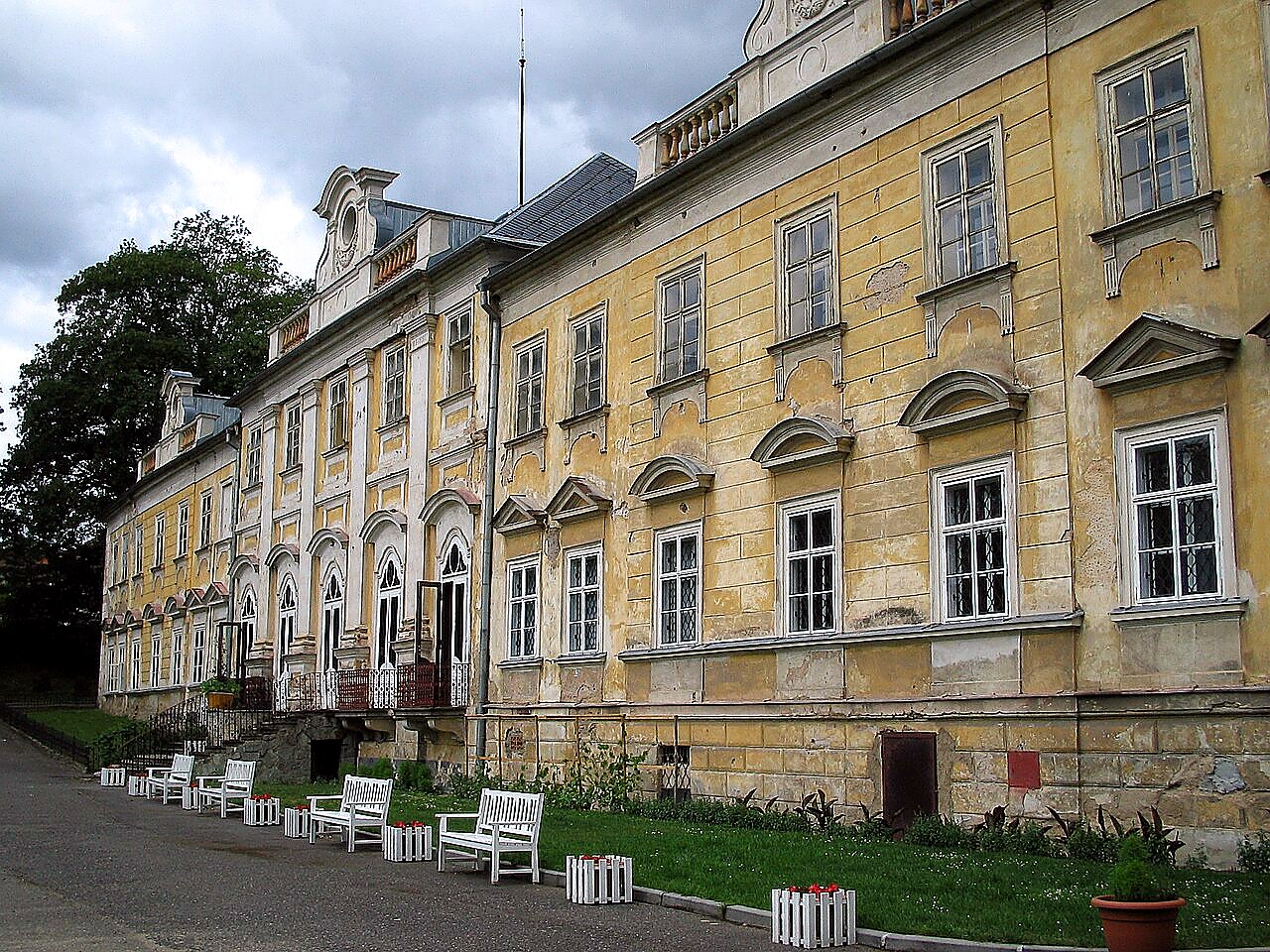 
<span>zámek Hluboš</span>
