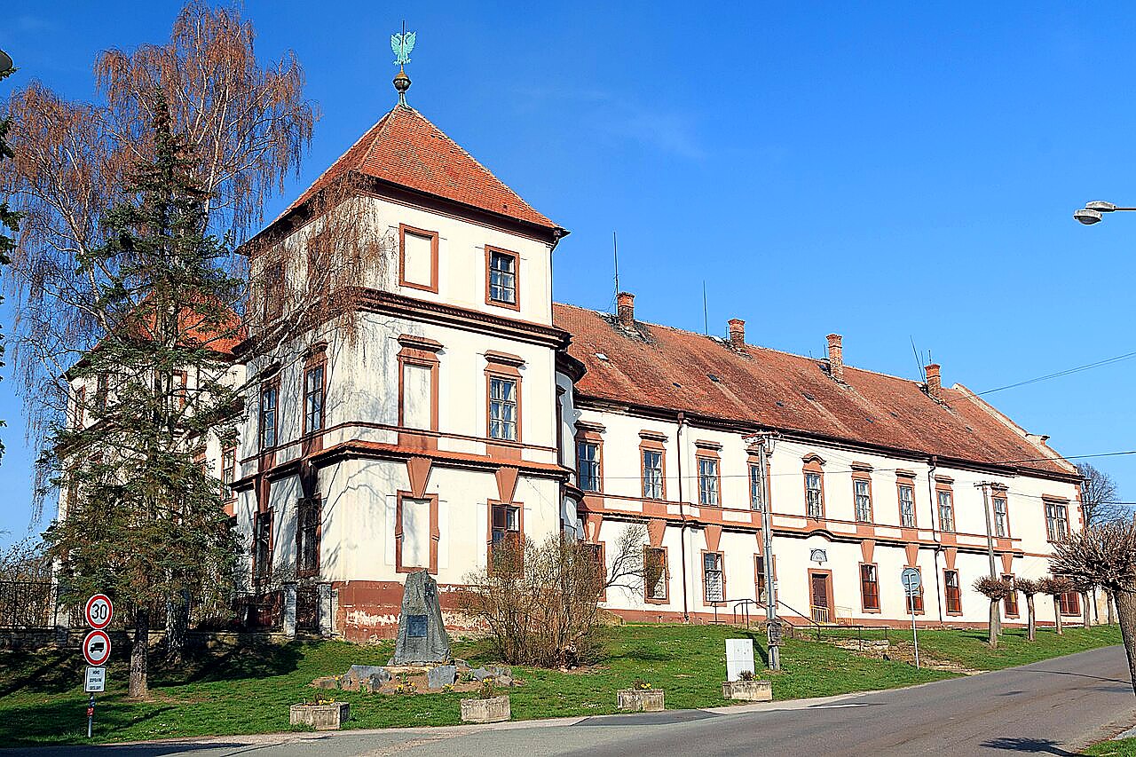 
<span>zámek Hořiněves</span>
