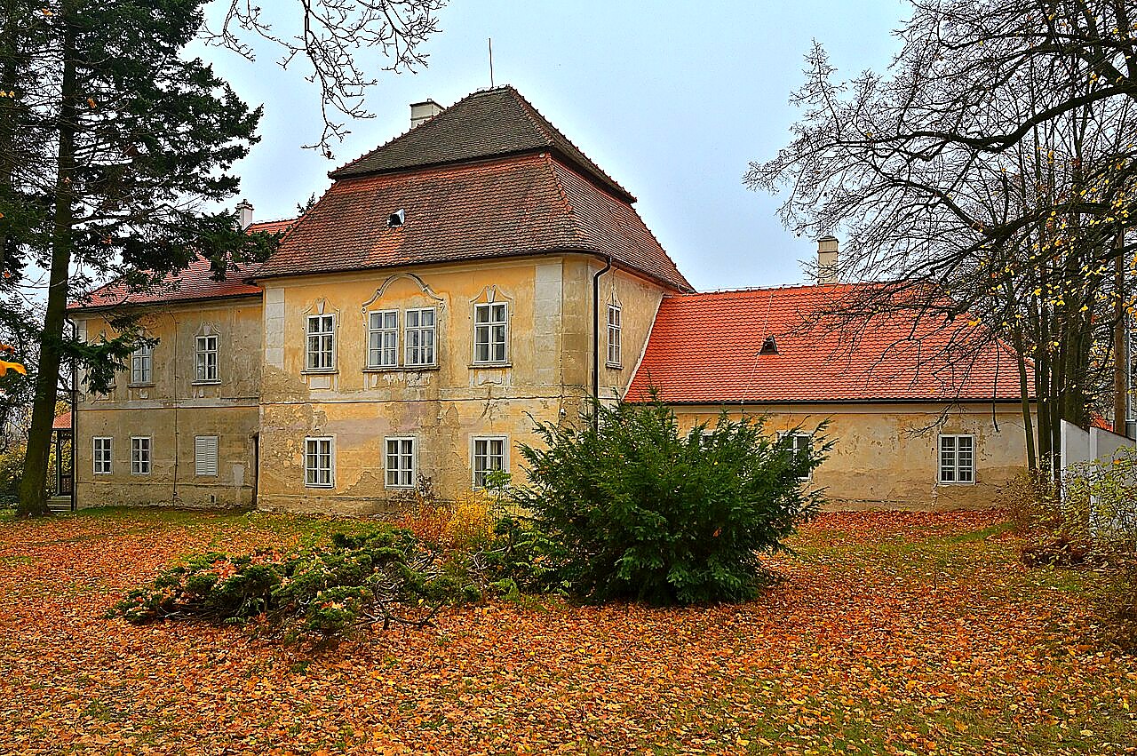 
<span>zámek Lesní Hluboké</span>
