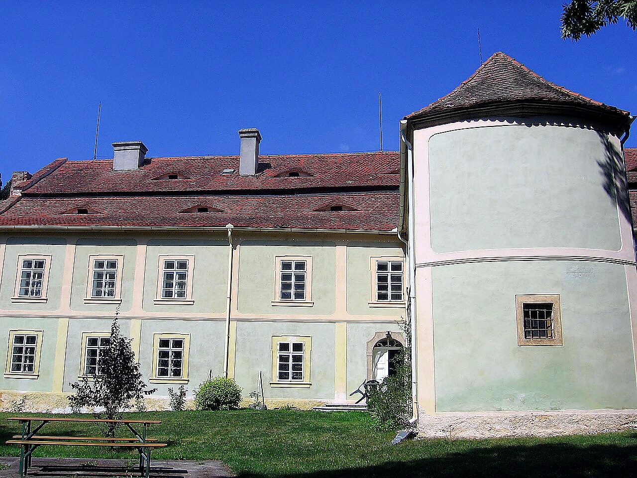 
<span>zámek Luhov</span>
