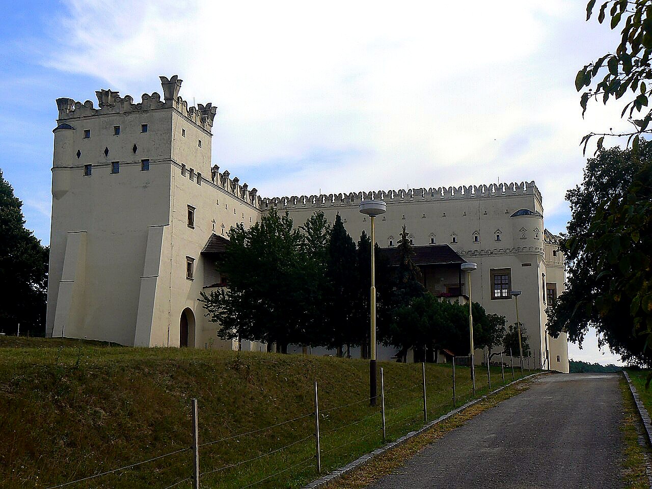 
<span>zámek Nové Zámky (Nesovice)</span>
