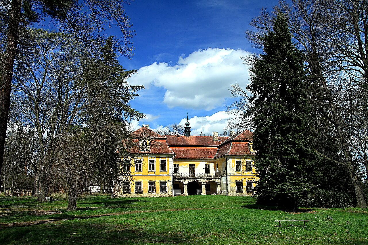
<span>zámek Smolotely</span>

