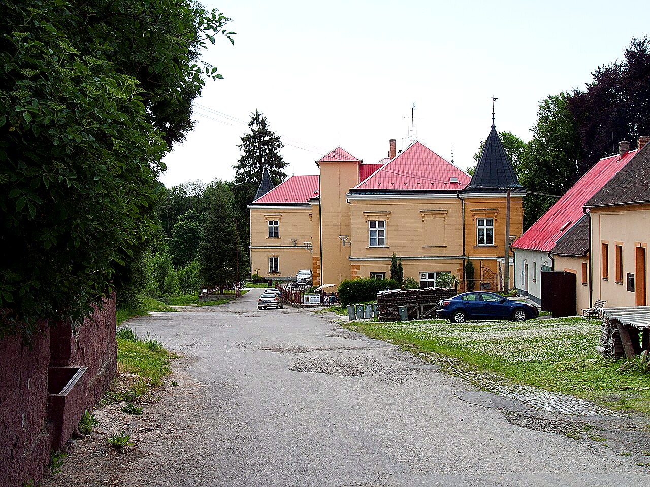 
<span>zámek Tučapy</span>
