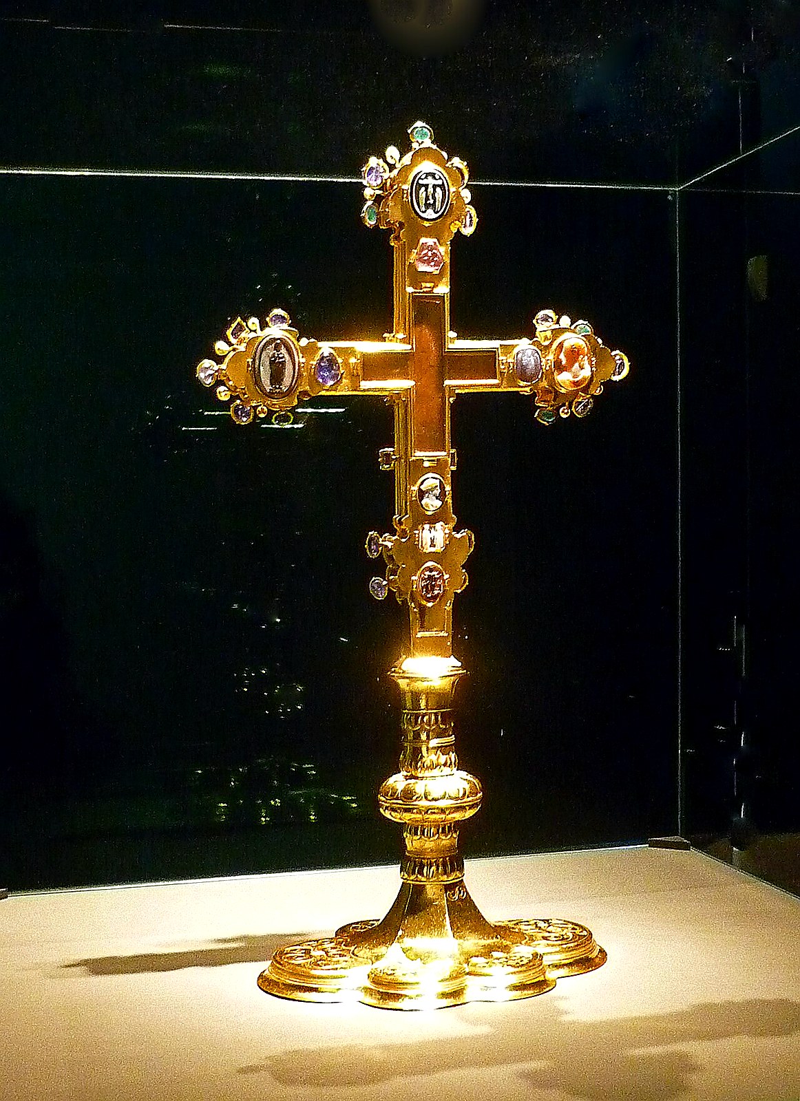 
<span>Korunovační kříž</span>
