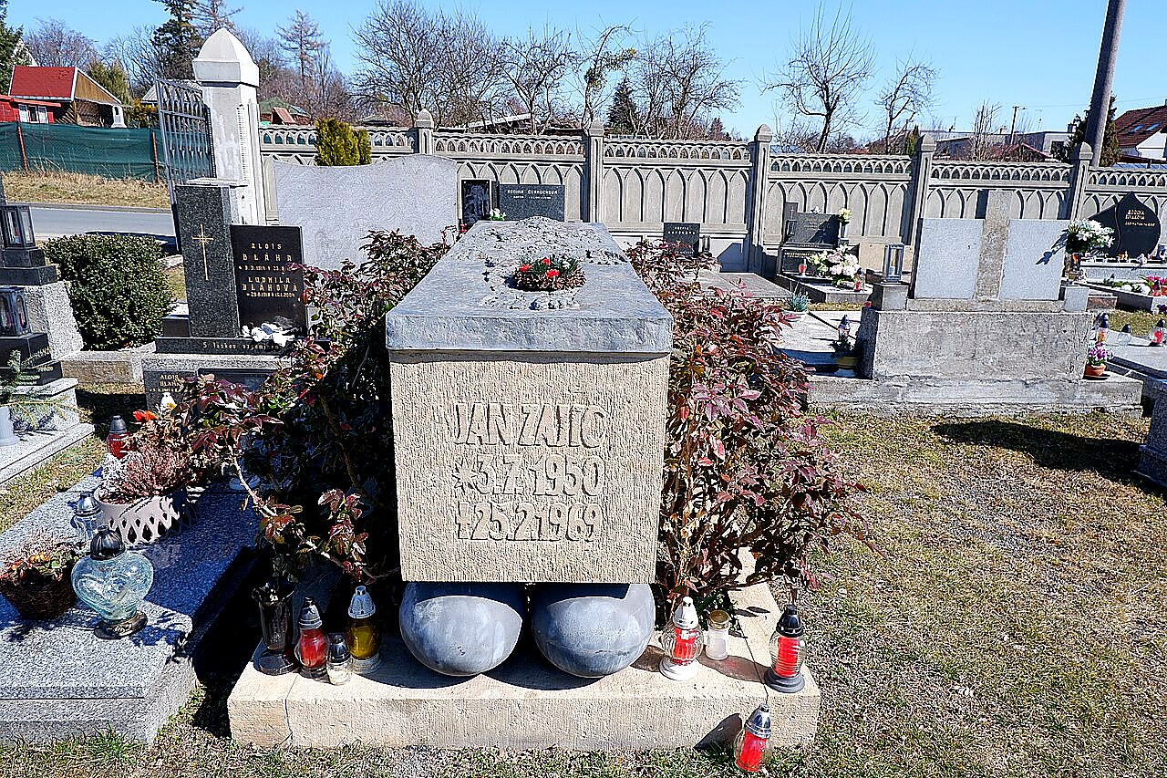
<span>Náhrobek Jana Zajíce</span>
