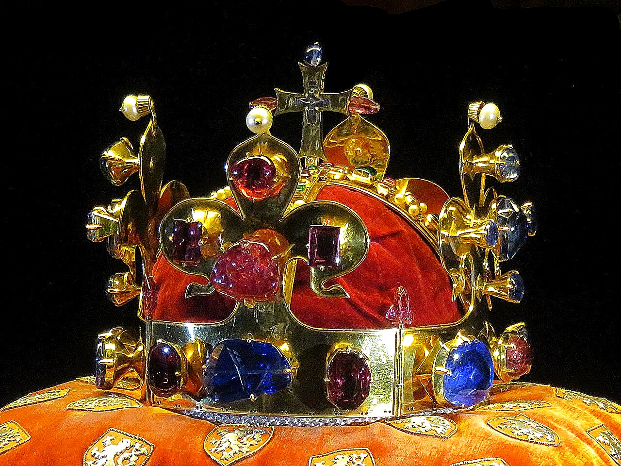 
<span>Svatováclavská koruna</span>
