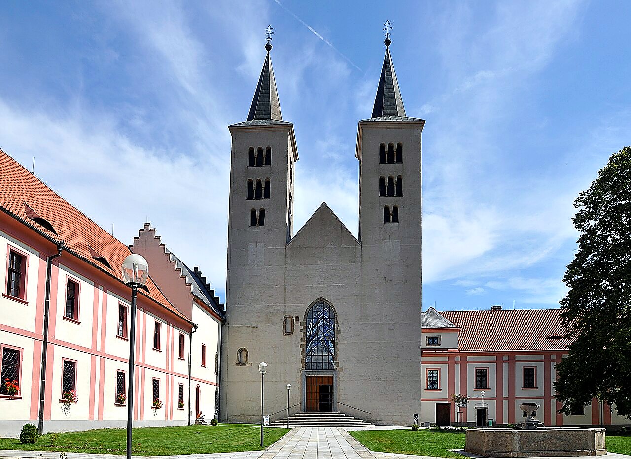 
<span>kostel Navštívení Panny Marie (Milevsko)</span>
