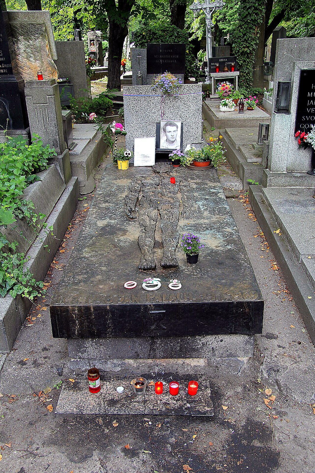 
<span>náhrobek Jana Palacha</span>
