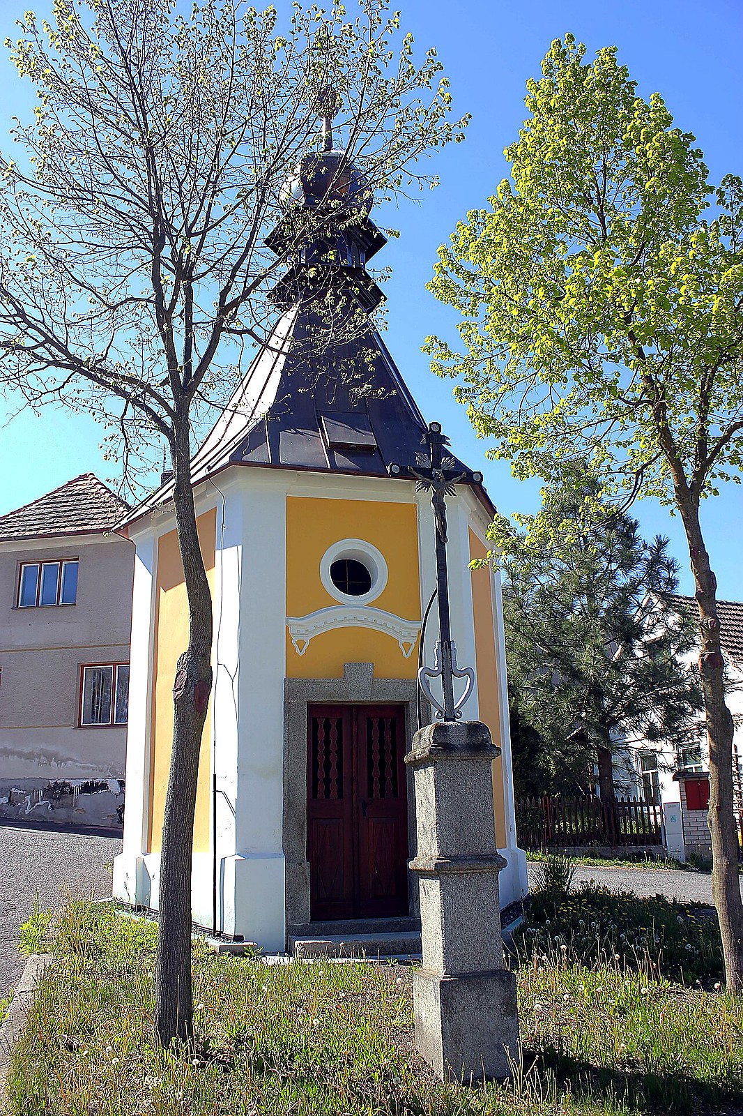 
<span>Kaplička Nejsvětější Trojice (Bezděkov pod Třemšínem)</span>
