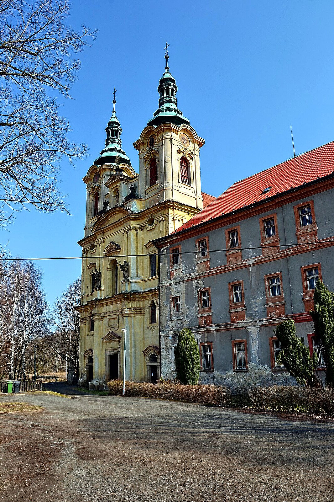 
<span>Kostel Nanebevzetí Panny Marie (Ročov)</span>
