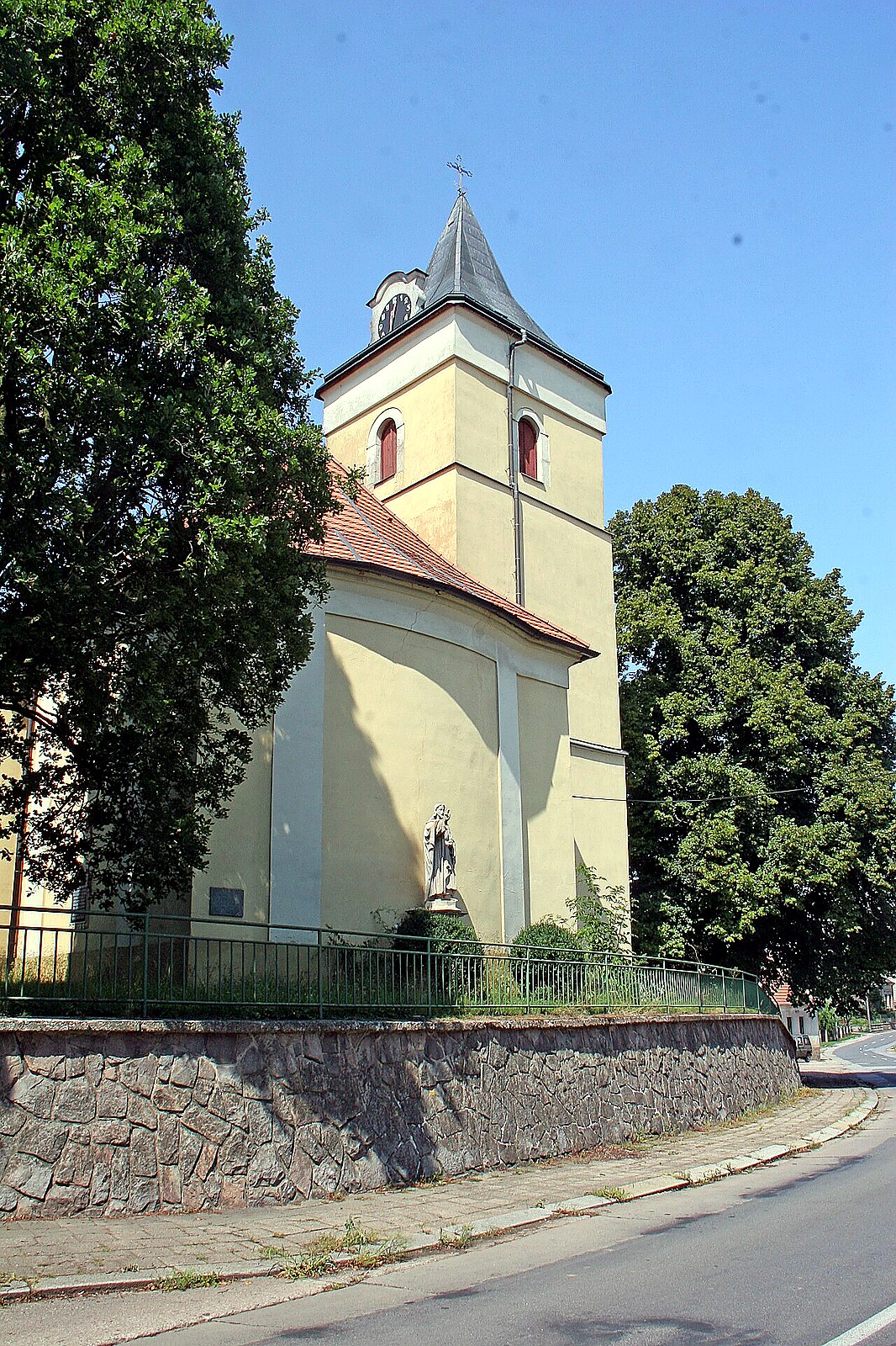 
<span>Kostel Narození Panny Marie (Lochenice)</span>
