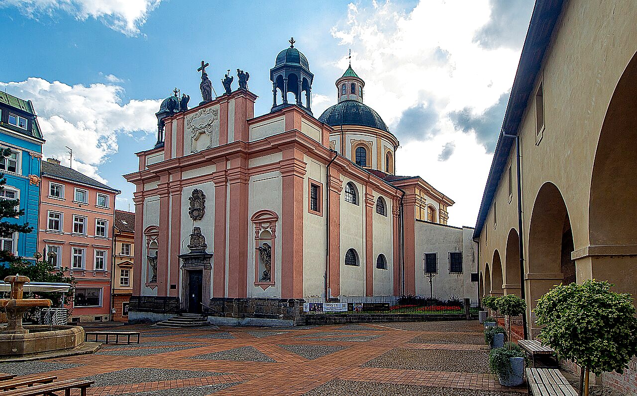 
<span>Kostel Povýšení svatého Kříže v Děčíně</span>
