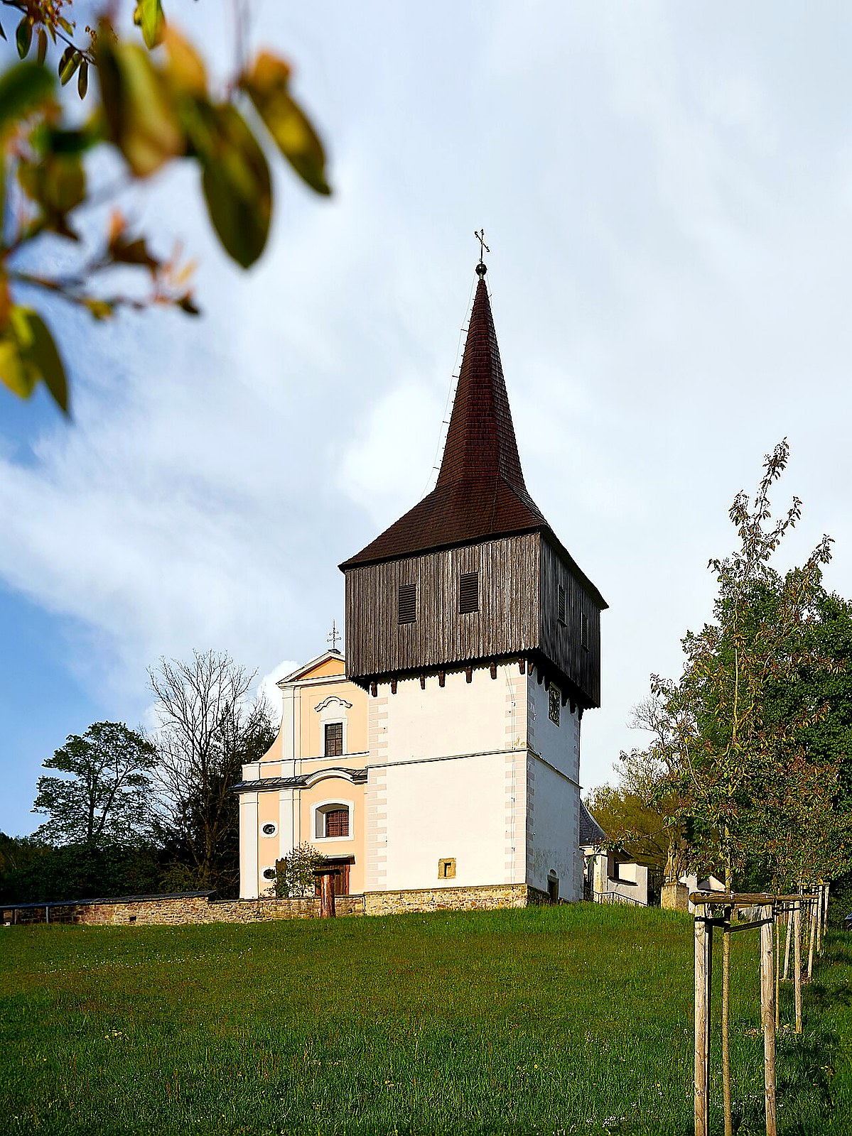 
<span>Kostel Všech svatých (Hronov)</span>
