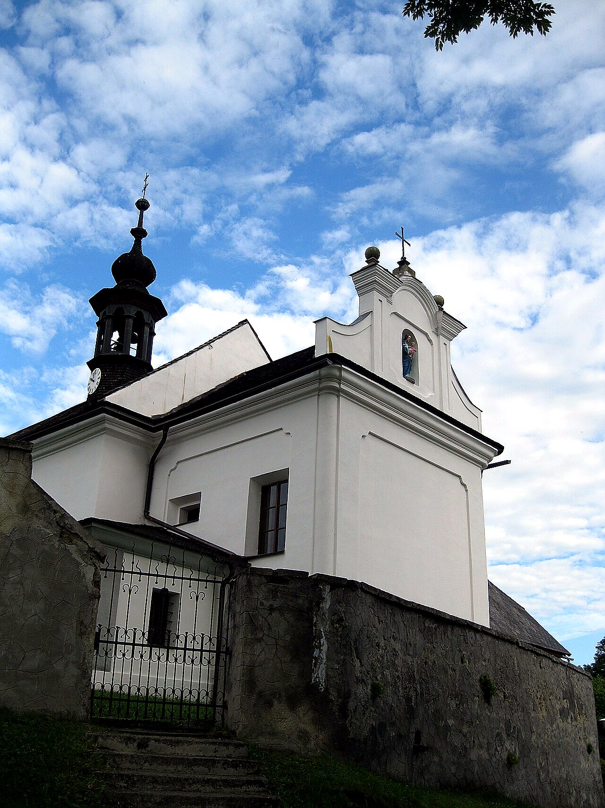 
<span>Kostel svaté Rodiny a svatého Jana Nepomuckého</span>
