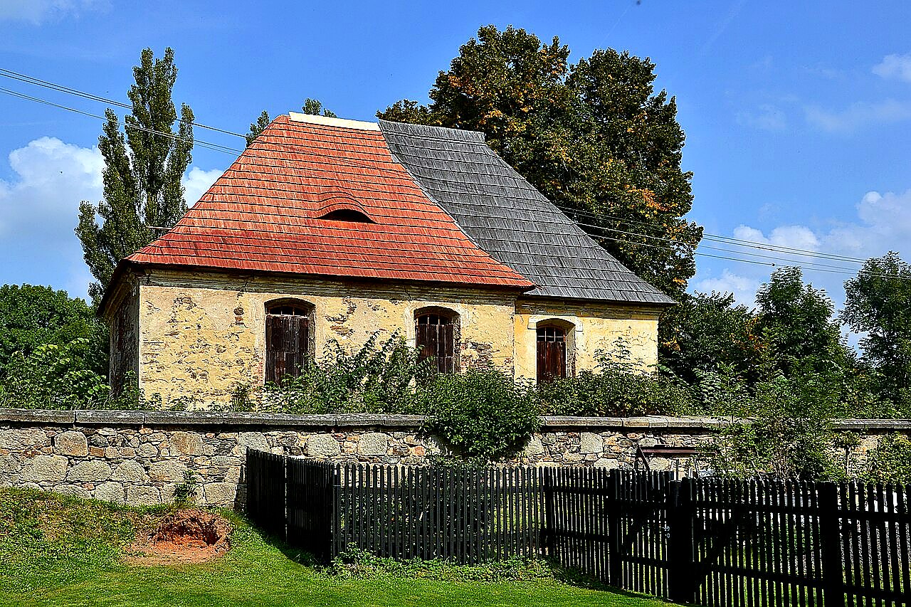 
<span>Kostel svatého Bartoloměje (Přílezy)</span>
