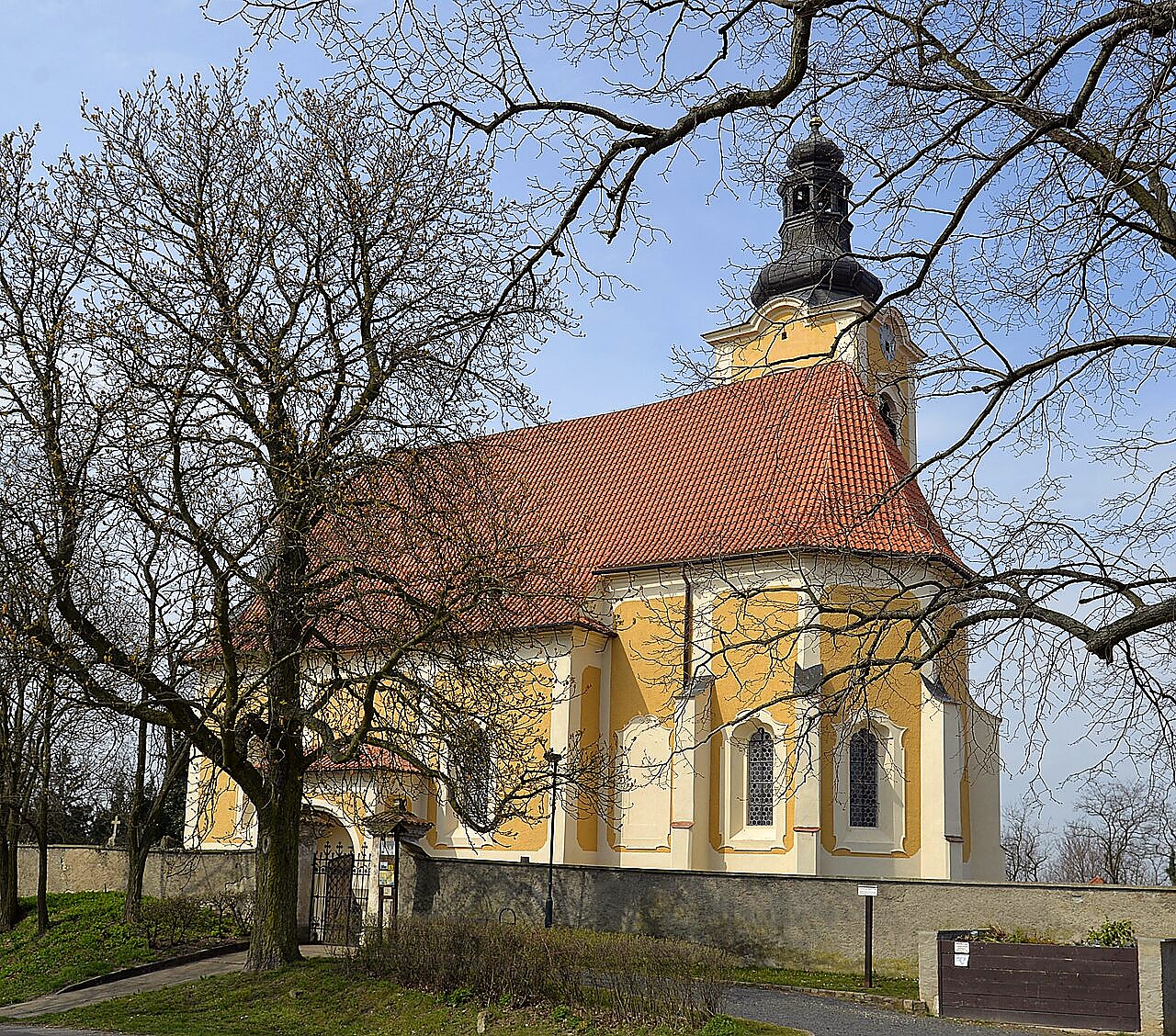 
<span>Kostel svatého Bartoloměje (Smolnice)</span>
