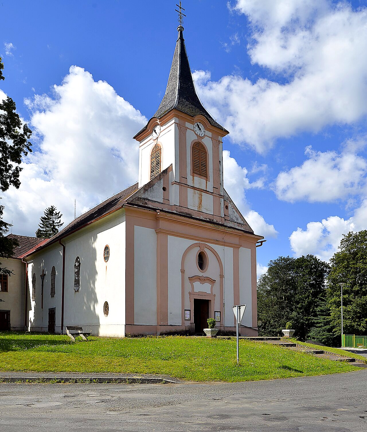 
<span>Kostel svatého Jana Nepomuckého (Hlavňovice)</span>

