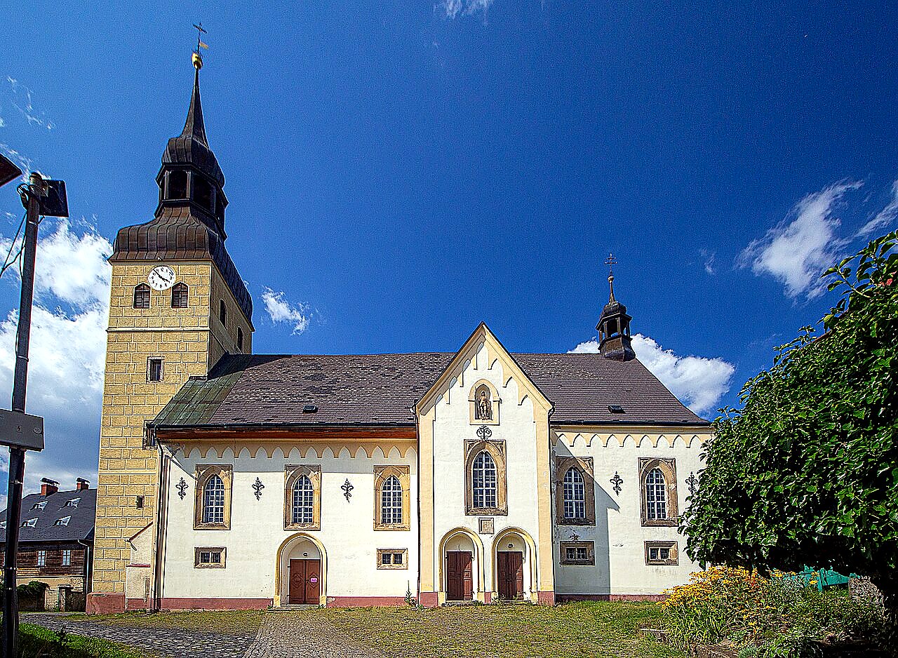 
<span>Kostel svatého Jiří v Chřibské</span>
