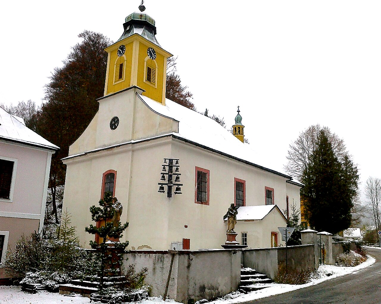 
<span>Kostel svatého Josefa (Dolní Dvůr)</span>
