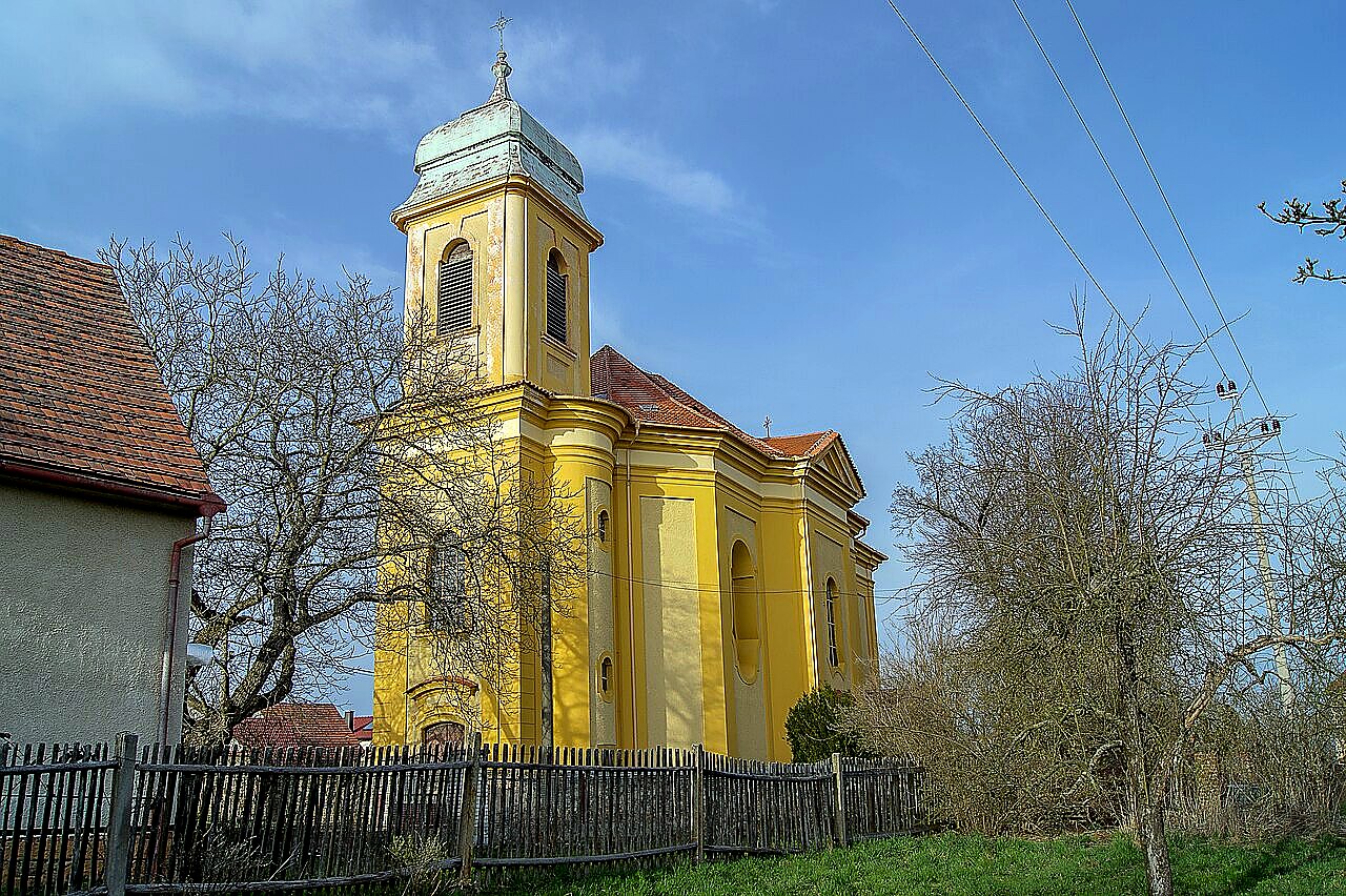 
<span>Kostel svatého Martina ve Chválenicích</span>
