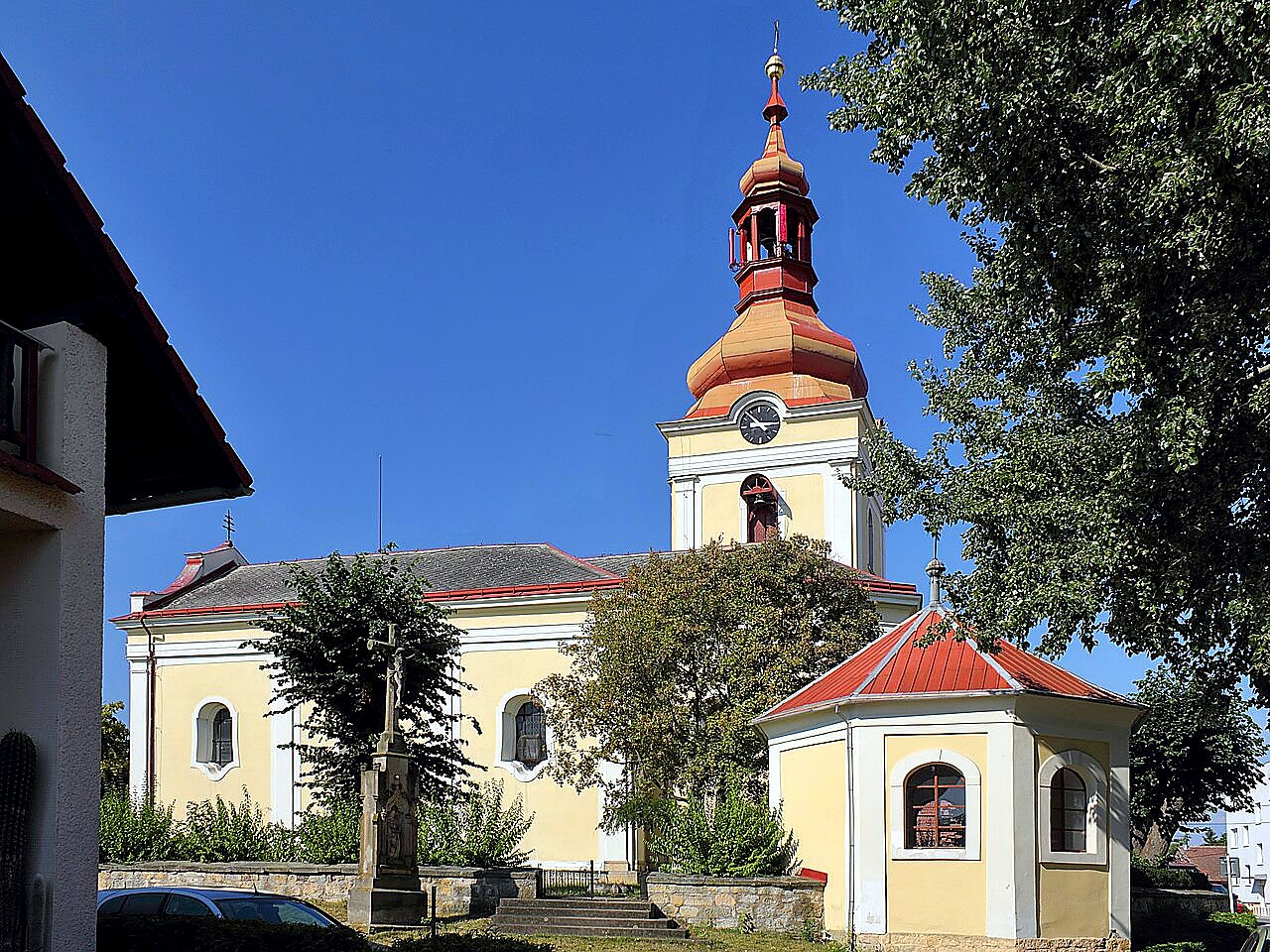 
<span>Kostel svatého Petra a Pavla (Milovice u Hořic)</span>

