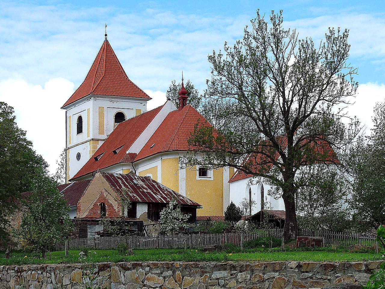 
<span>Kostel svatého Petra a Pavla (Svéraz)</span>

