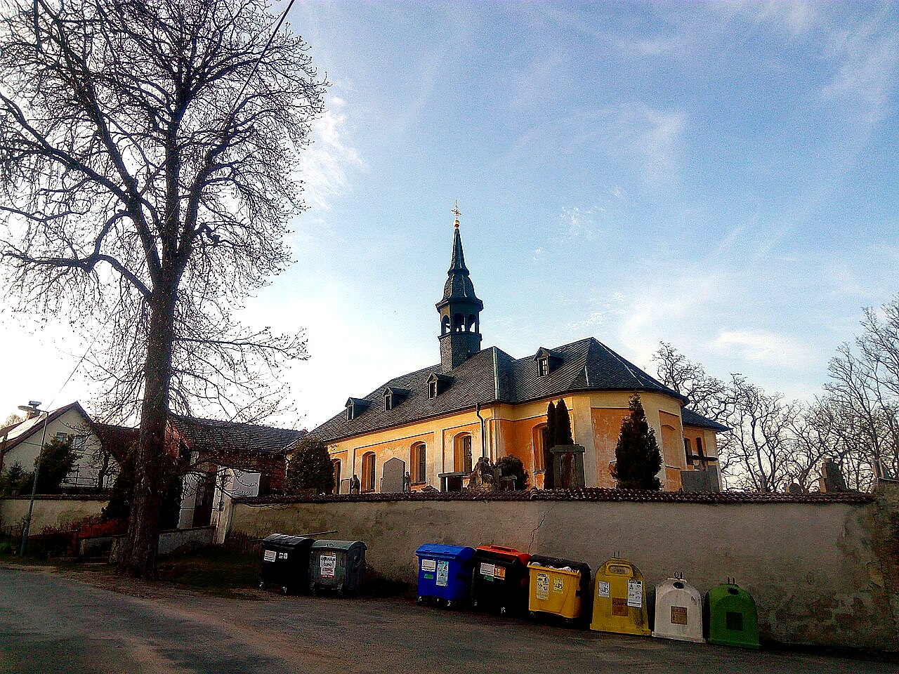
<span>Kostel svatého Vavřince (Mukařov)</span>
