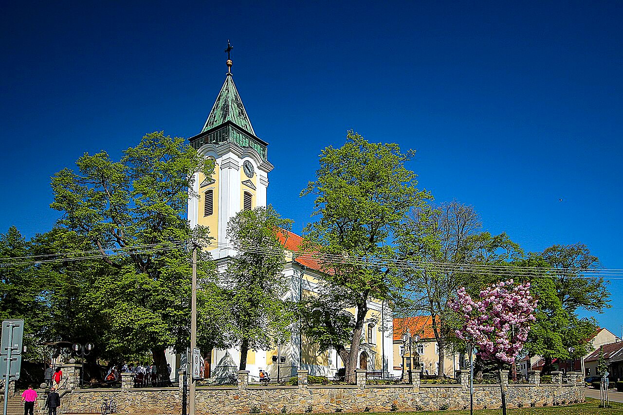 
<span>Kostel svatého Václava v Dolních Bojanovicích</span>
