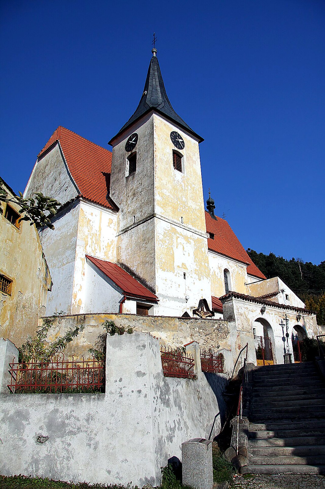 
<span>Kostel svatého Šimona a Judy (Brloh)</span>
