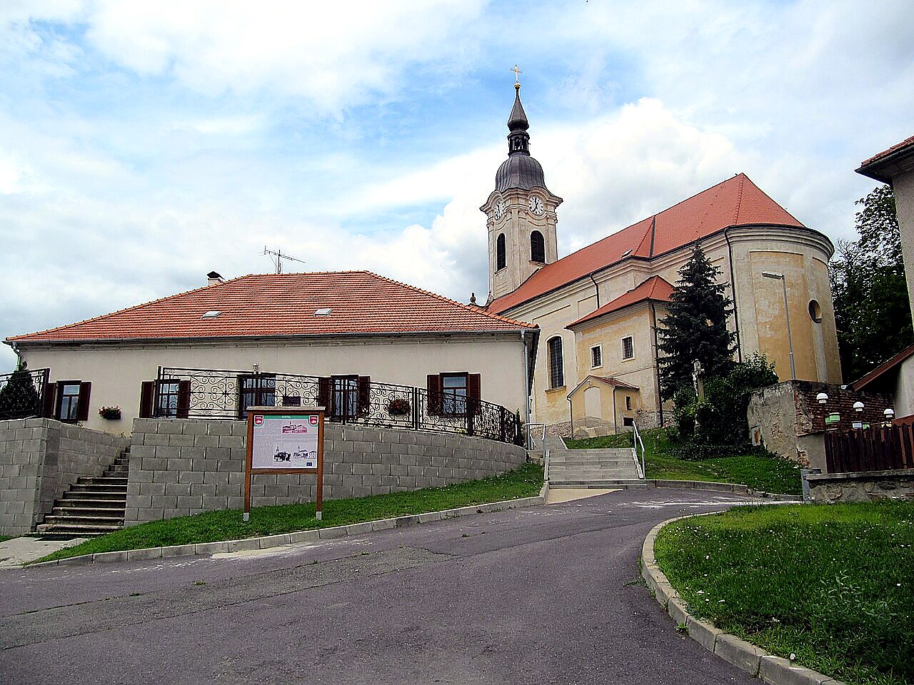 
<span>Kostel svatého Štěpána (Hrušovany nad Jevišovkou)</span>
